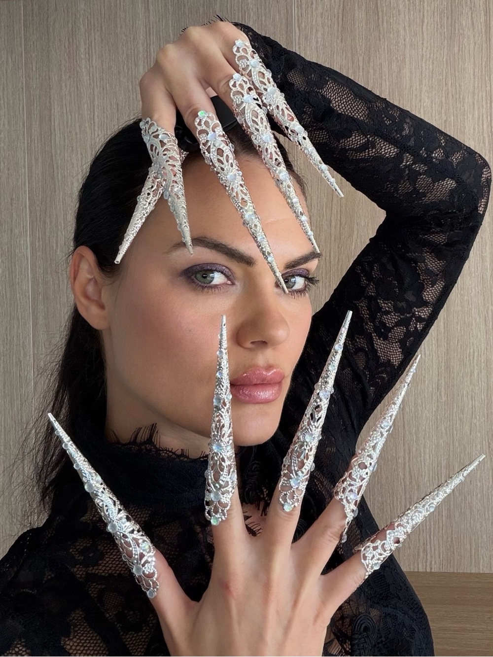 Custom Diamond Cosplay Claw Nails – Adjustable Silver Fantasy Nail Armor
